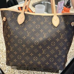 Louis Vuitton NeverFull MM. this is pre-loved and authentic. Great condition